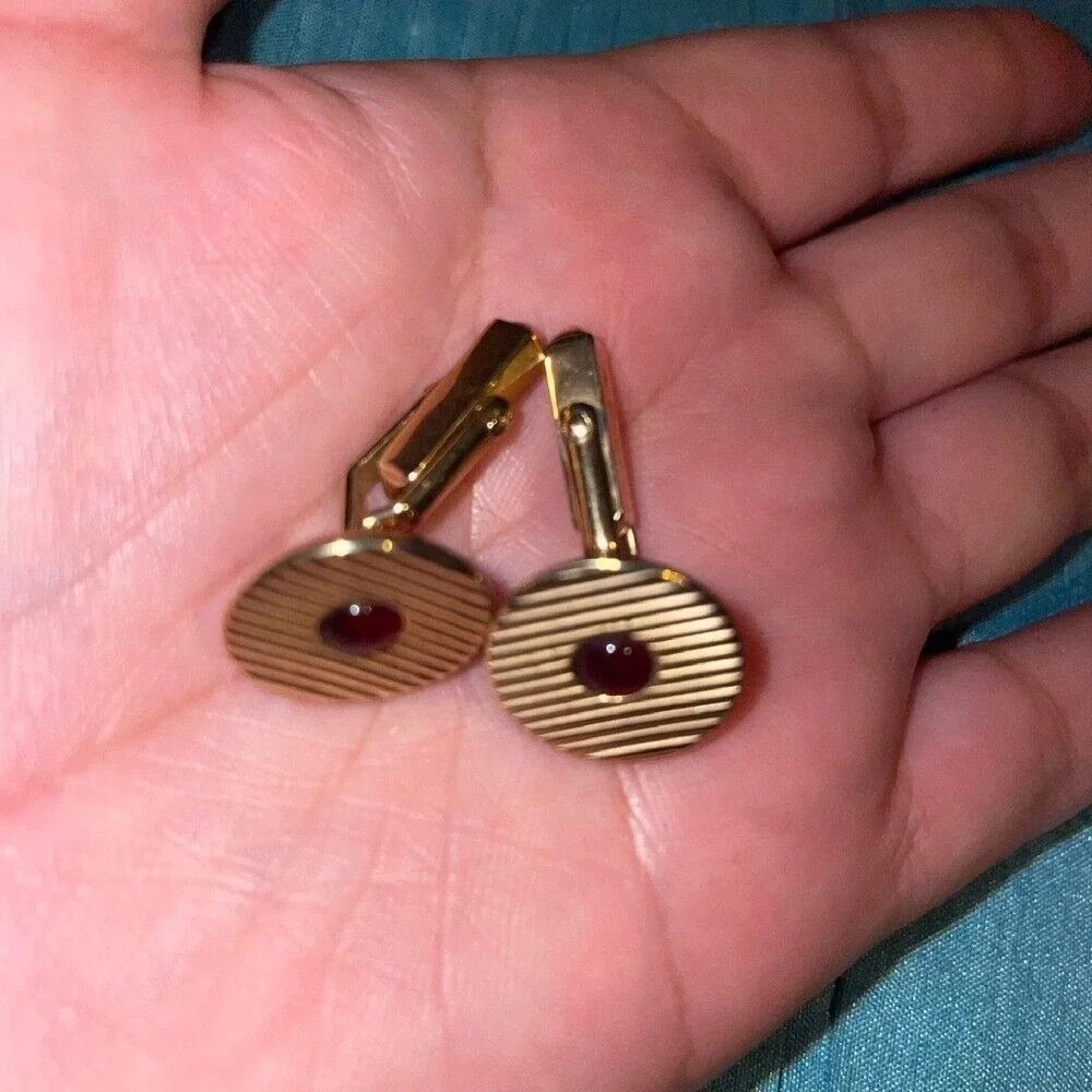 Swank round‎ ribbed striped Gold Tone Cufflinks with Red Stone Accent Vintage